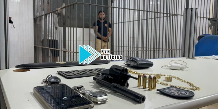 NO CENTRO: BPchoque vê carro parado no escuro e flagra dupla com arma