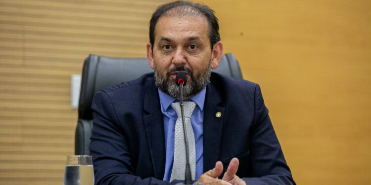 Deputado Laerte Gomes vota a favor do abono natalino de R$ 5 mil para servidores da Educação