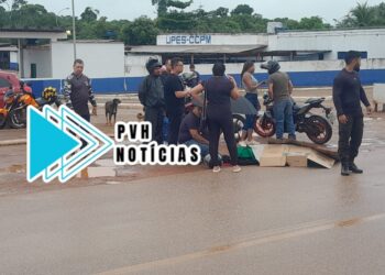 URGENTE: Acidente entre motos deixa apenado e mulher feridos na frente de presídio em Porto Velho