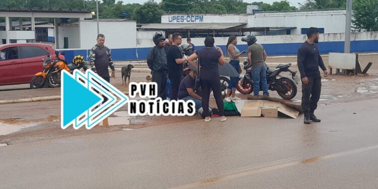 URGENTE: Acidente entre motos deixa apenado e mulher feridos na frente de presídio em Porto Velho