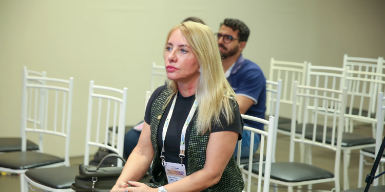 Ieda Chaves acompanha debates sobre IA e clima na 28ª Conferência da Unale em Bento Gonçalves