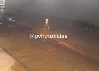 VÍDEO: Câmera registra homem atacado a tiros pelo atual da ex-mulher em distribuidora