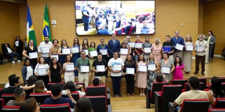 Eyder Brasil homenageia Escola Barão do Solimões pelos 100 anos de história