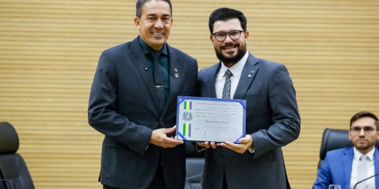 Eyder Brasil concede honrarias ao chefe da Casa Civil, Elias Rezende, e ao promotor Anderson Batista