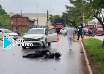 URGENTE: Acidente entre carro e moto deixa jovem com fratura exposta na Guaporé