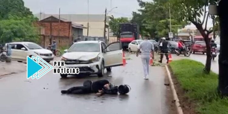 URGENTE: Acidente entre carro e moto deixa jovem com fratura exposta na Guaporé