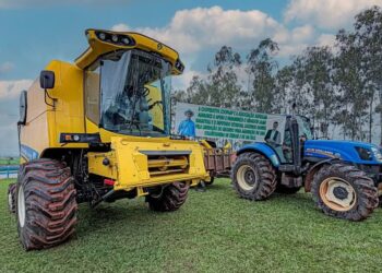 Luizinho Goebel parabeniza senador Jaime Bagattoli por destinar colheitadeira a produtores rurais