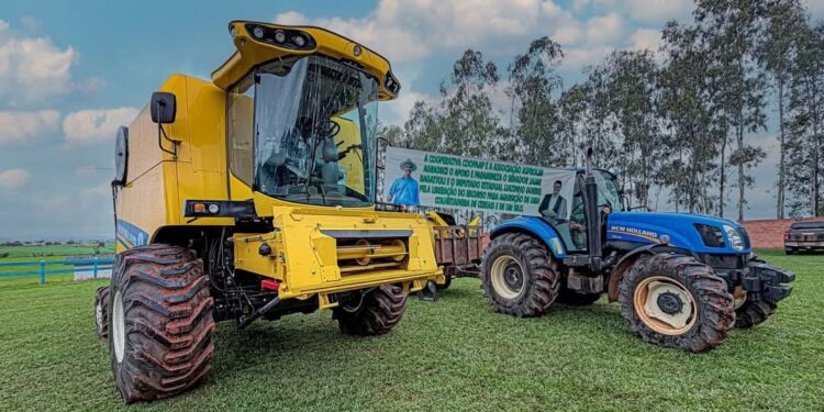 Luizinho Goebel parabeniza senador Jaime Bagattoli por destinar colheitadeira a produtores rurais