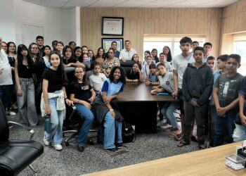 Alunos de escolas de Nova União visitam gabinete do deputado Laerte Gomes