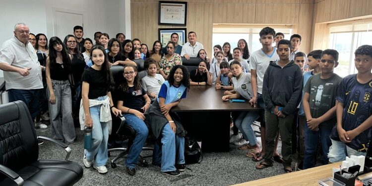 Alunos de escolas de Nova União visitam gabinete do deputado Laerte Gomes
