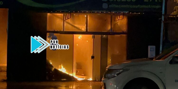 URGENTE: Centro automotivo é destruído por incêndio no centro de Porto Velho 