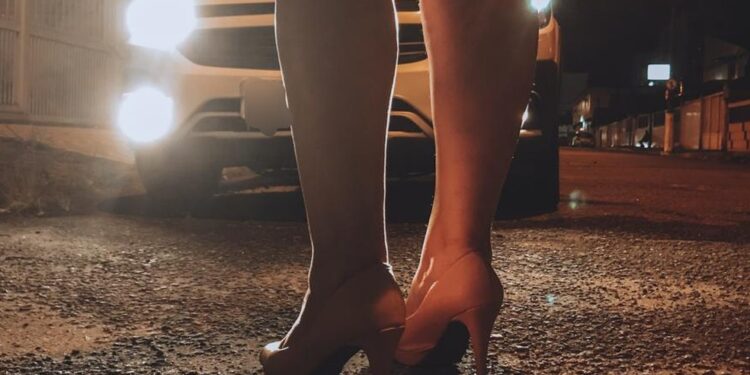 NÃO GOSTOU: Garota de programa leva tapa no bumbum do cliente e chama a PM na capital