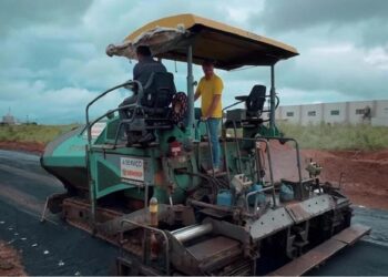 Deputado Luizinho Goebel acompanha obras de pavimentação asfáltica em avenidas de Vilhena