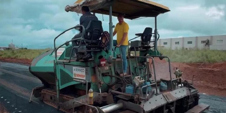 Deputado Luizinho Goebel acompanha obras de pavimentação asfáltica em avenidas de Vilhena