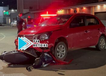 URGENTE: Moto de casal fica embaixo de carro em grave acidente no centro