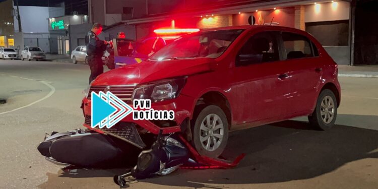 URGENTE: Moto de casal fica embaixo de carro em grave acidente no centro