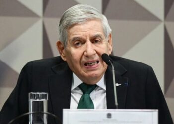 Após laudo da PF, Moraes concede prisão domiciliar ao general Heleno