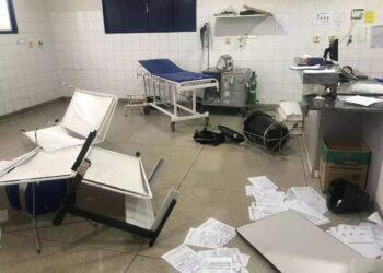 MADRUGADA: Mulher é presa após quebrar computador e agredir médica na UPA leste