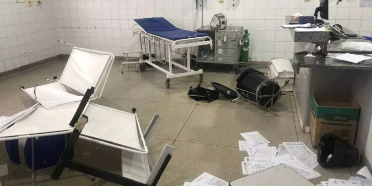 MADRUGADA: Mulher é presa após quebrar computador e agredir médica na UPA leste