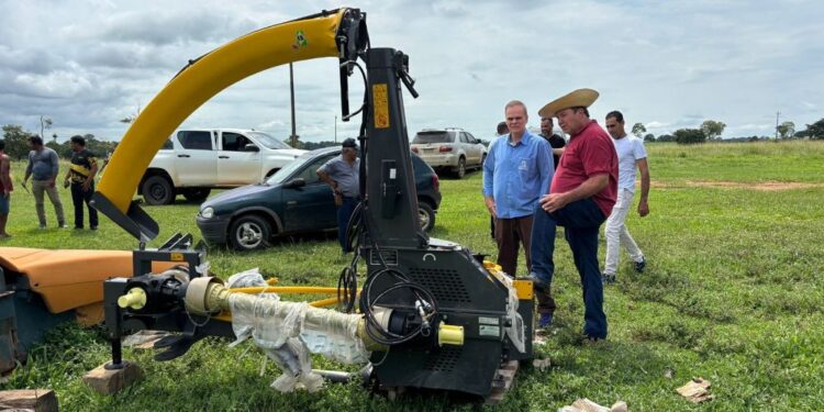 Deputado Alan Queiroz destina ensiladeira de R$ 119 mil para Associação Apruth, em Theobroma