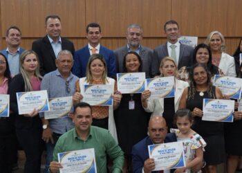 Vereador Adalto de Bandeirantes preside sessão e entrega Moções de aplausos ao jornalista Eli Nunes e aos Conselheiros Tutelares