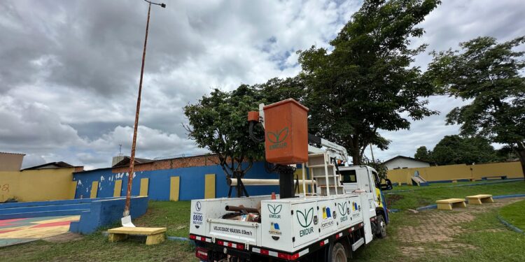 Praça do Caladinho recebe limpeza e nova iluminação em LED a pedido do vereador Edimilson Dourado