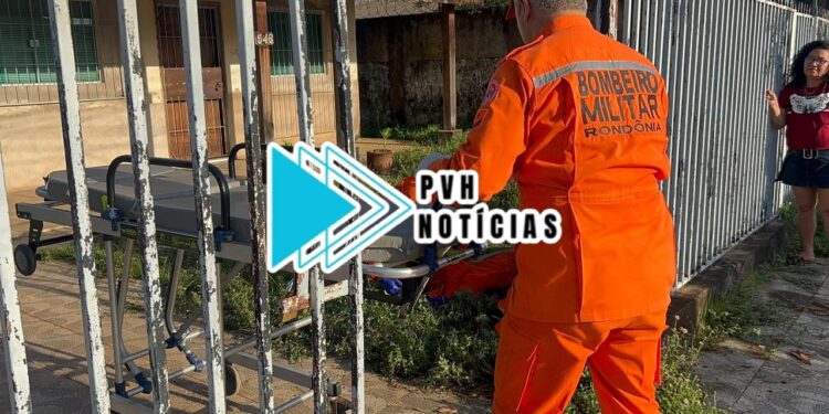 URGENTE: Piloto de moto para em quintal de residência em atropelamento no centro