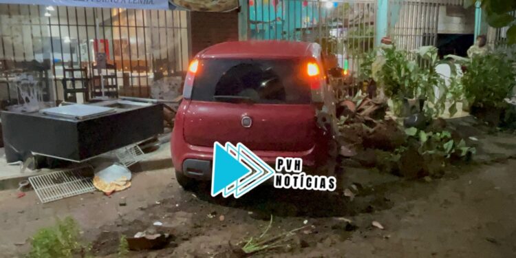 DESCONTROLADO: Carro desgovernado invade calçada de pizzaria e deixa mulher ferida