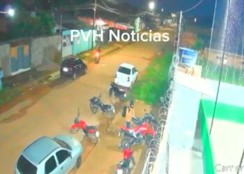 VÍDEO: Dupla tenta furtar moto em arena de vôlei na zona leste
