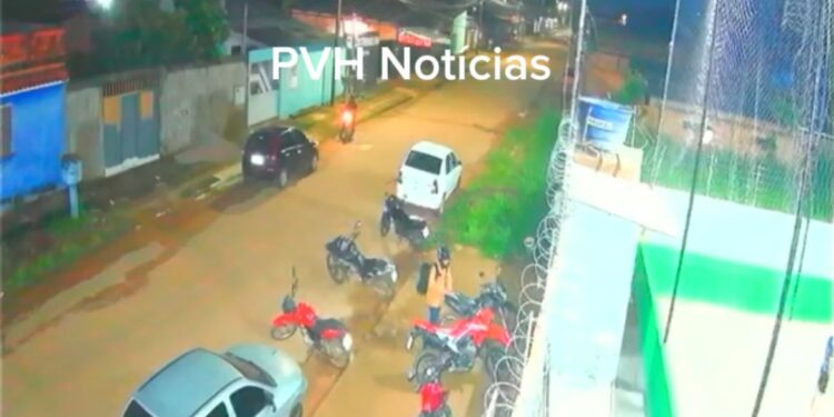 VÍDEO: Dupla tenta furtar moto em arena de vôlei na zona leste