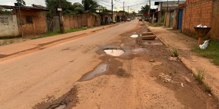 Edimilson Dourado cobra serviços de limpeza e recuperação de via pública na zona leste