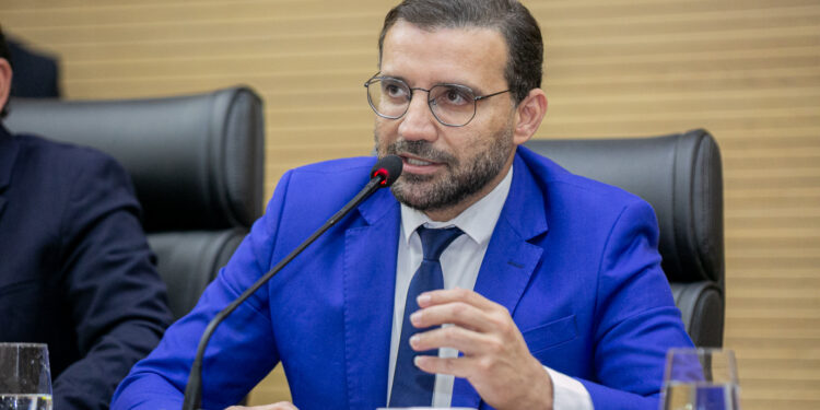 Deputado Ribeiro garante investimentos em Vilhena com novos parquinhos infantis