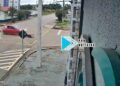 VÍDEO: Carro avança preferencial e atropela idoso em moto na Duque de Caxias