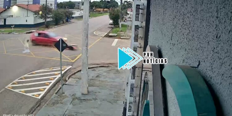 VÍDEO: Carro avança preferencial e atropela idoso em moto na Duque de Caxias