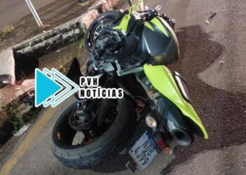 NA CURVA: Motociclista é socorrido em estado grave após queda em moto CB1000 no centro