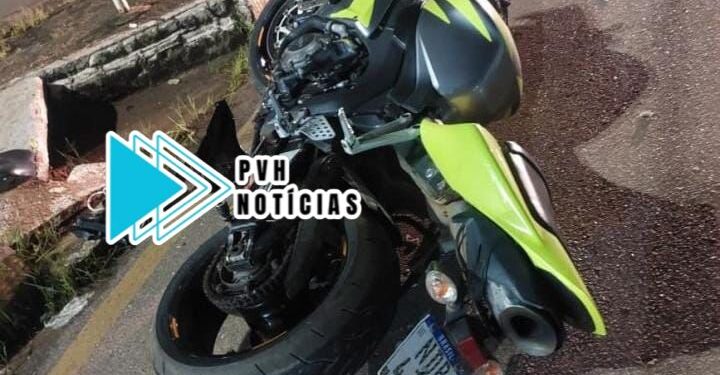NA CURVA: Motociclista é socorrido em estado grave após queda em moto CB1000 no centro