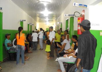 Ieda Chaves propõe convênio para modernizar unidade de saúde de Candeias do Jamari