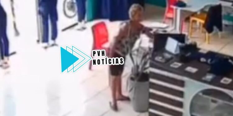 VÍDEO: Mulher pede café em loja e aproveita distração para furtar celular