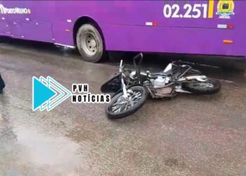 URGENTE: Motociclista fica ferido em grave acidente com ônibus na Jorge Teixeira