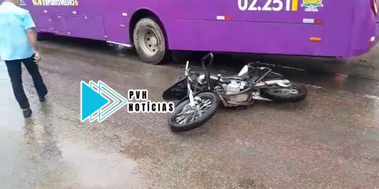 URGENTE: Motociclista fica ferido em grave acidente com ônibus na Jorge Teixeira