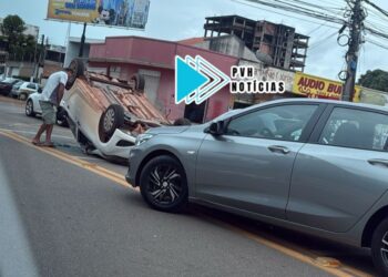 CAPOTAMENTO: Acidente deixa motorista de HB20 ferida no centro de Porto Velho