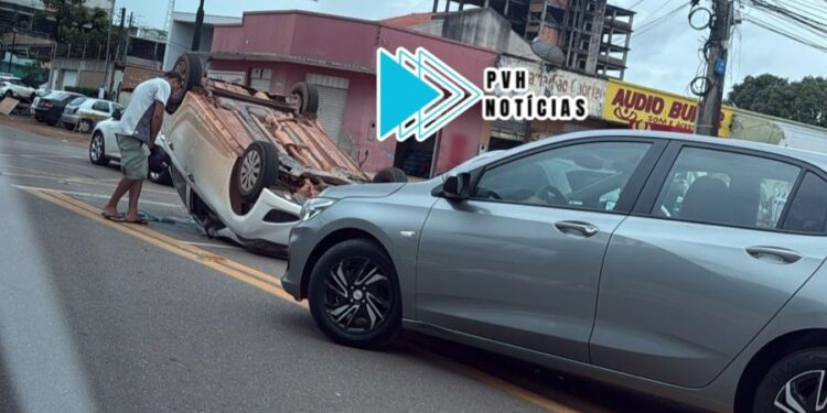 CAPOTAMENTO: Acidente deixa motorista de HB20 ferida no centro de Porto Velho