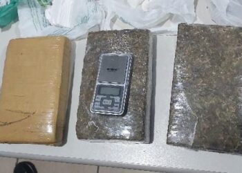 NO CASCALHEIRA: Foragido é preso com drogas e moto roubada na zona leste