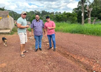 Vereador acompanha secretário em vistoria e cobra asfaltamento de ruas no Cidade Nova