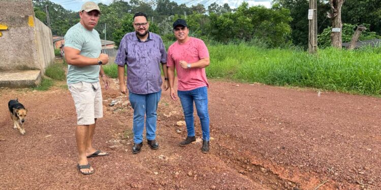 Vereador acompanha secretário em vistoria e cobra asfaltamento de ruas no Cidade Nova