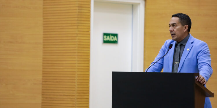 Eyder Brasil destina mais de R$ 5 milhões em emendas para a educação em apenas dois meses de 2026