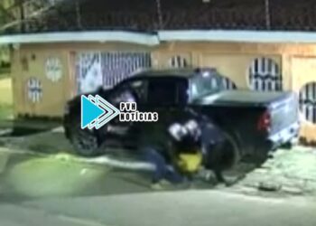 VÍDEO: Homem é assaltado por dupla em moto na porta de casa