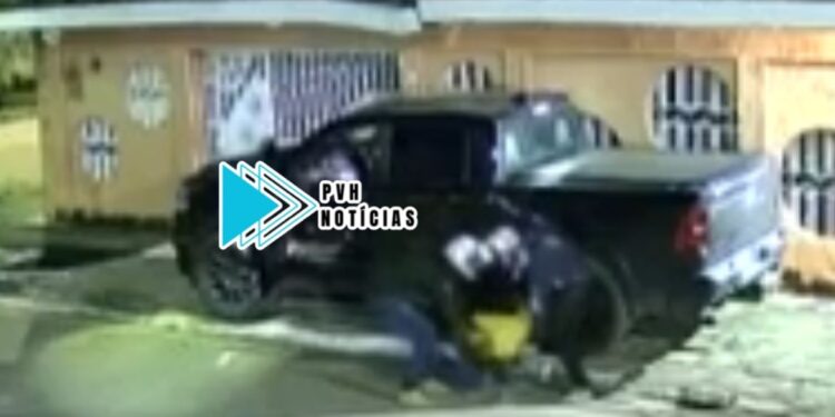 VÍDEO: Homem é assaltado por dupla em moto na porta de casa