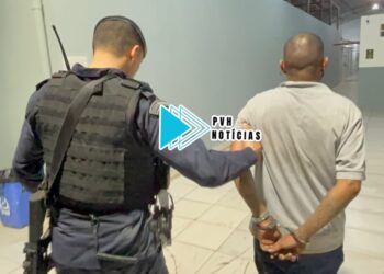 NA BOCA DE FUMO: Equipe do Aspirante Vinícius flagra usuário com nariz branco e prende traficante com drogas e arma