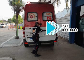 URGENTE: Homem é atacado a tiros por motociclista na zona leste